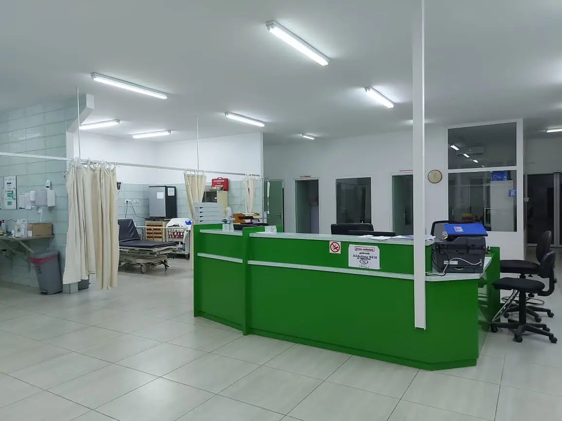 Receptie met een groene balie in een ziekenhuis
