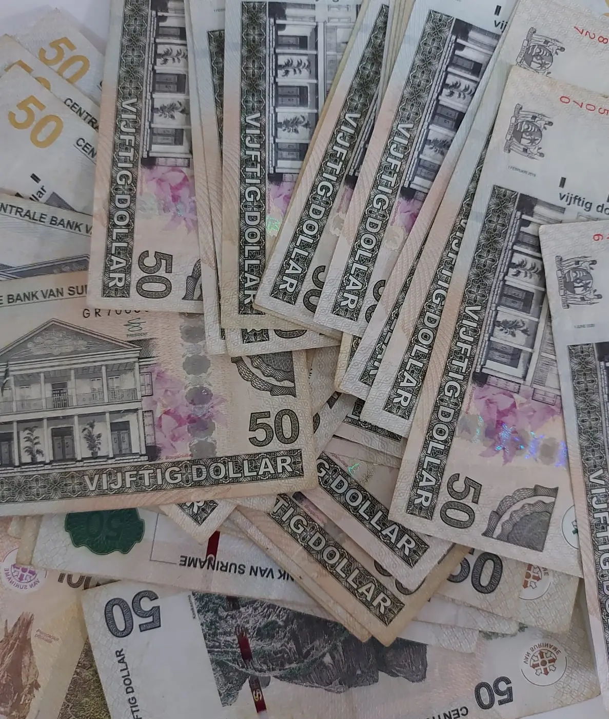 Stapel bankbiljetten van vijftig dollar