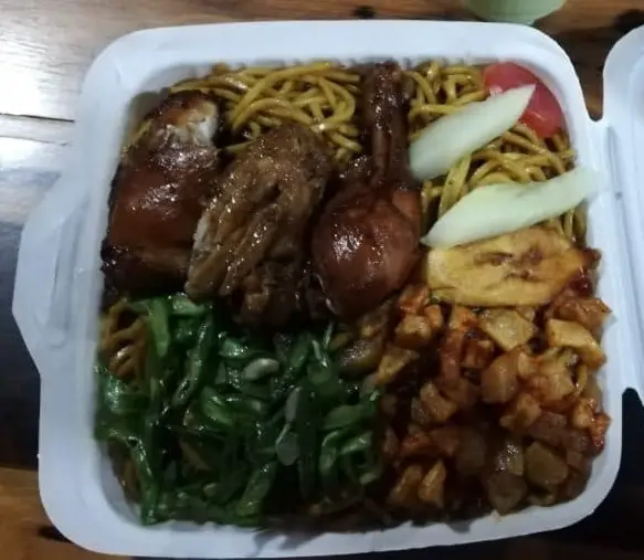 Bakje met bami, kip, groenten en gebakken banaan