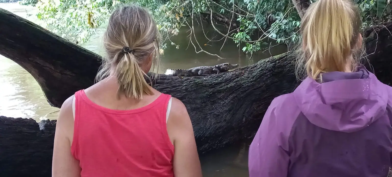 Twee vrouwen, van achteren gezien, kijken uit over het water
