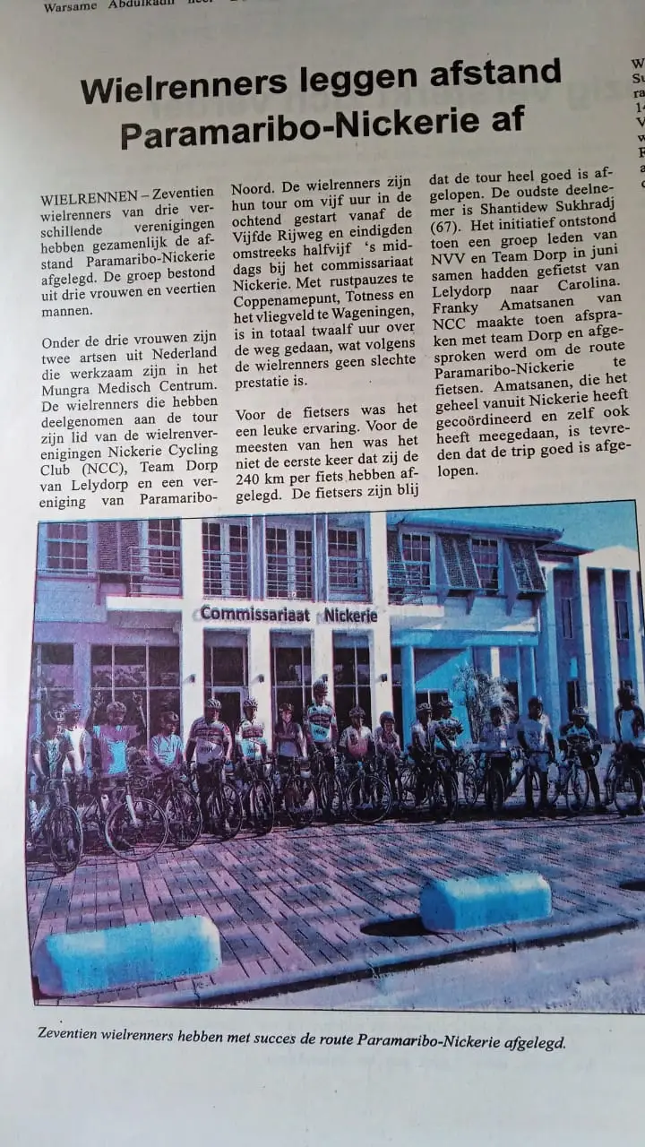 Krantenartikel over wielrenners die de afstand Paramaribo–Nickerie afleggen, met een groepsfoto