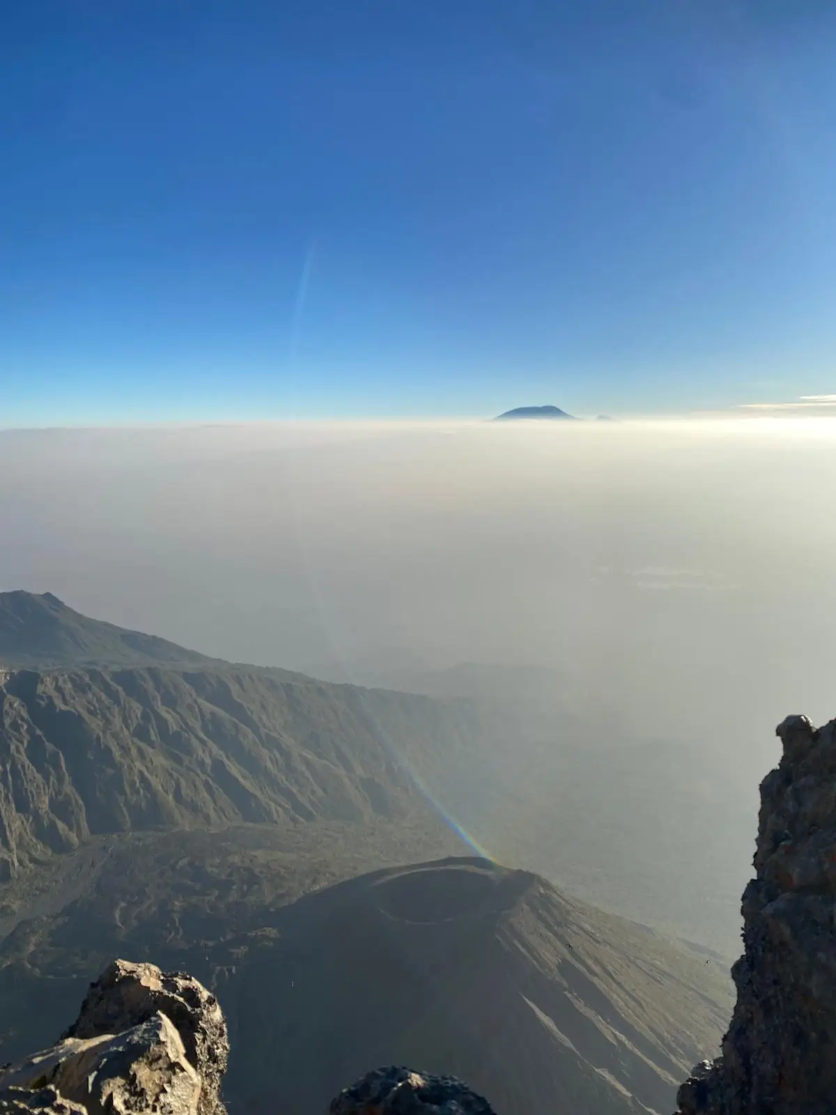 Uitzicht vanaf de berg over een bergrug en een dik wolkendek