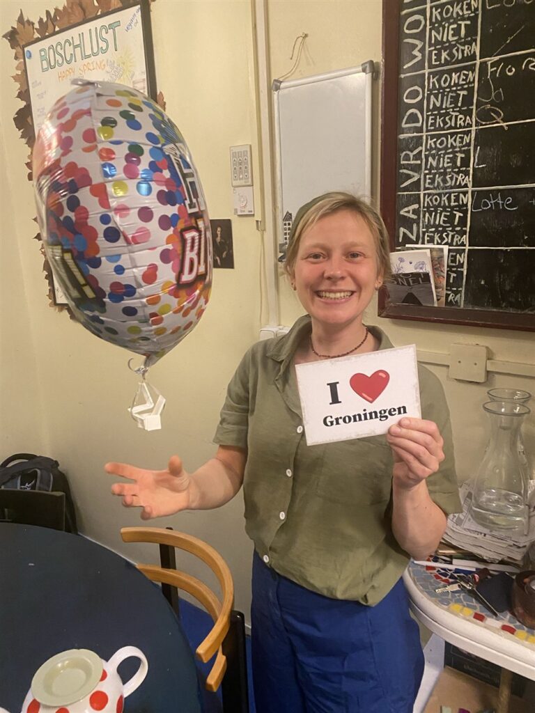 Lotte met een kaart ‘I love Groningen’ en een verjaardagsballon
